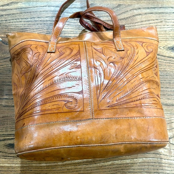 Hand tooled Embossed leather Bag - Picture 5 of 10